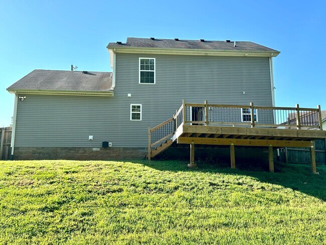 Building Photo - Spacious 3-Bedroom Home with Fenced Yard & Garage!