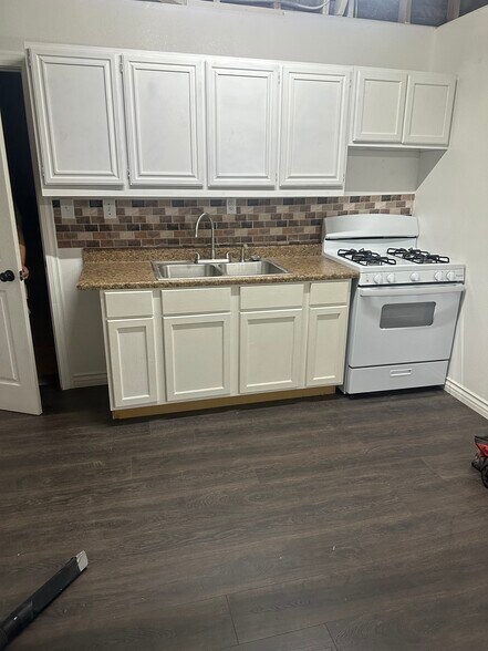 Building Photo - 5224 W Avenue L4