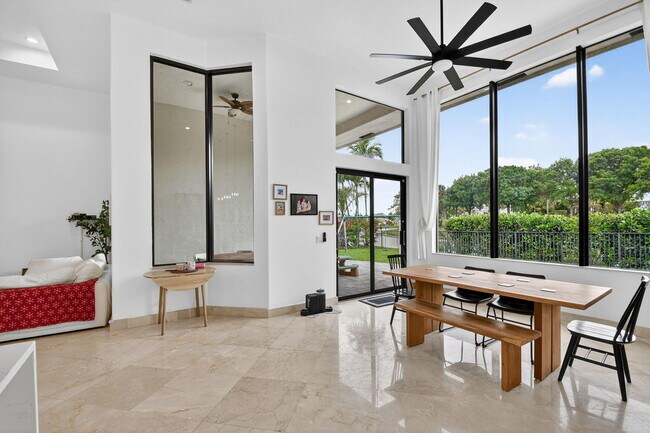 Building Photo - 10337 Trianon Pl