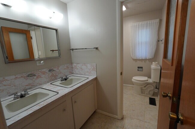 Building Photo - 2806 San Pedro Dr NE