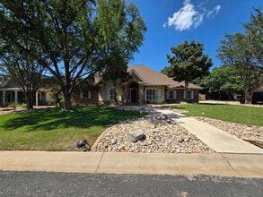 Building Photo - FOR LEASE!! Great location!