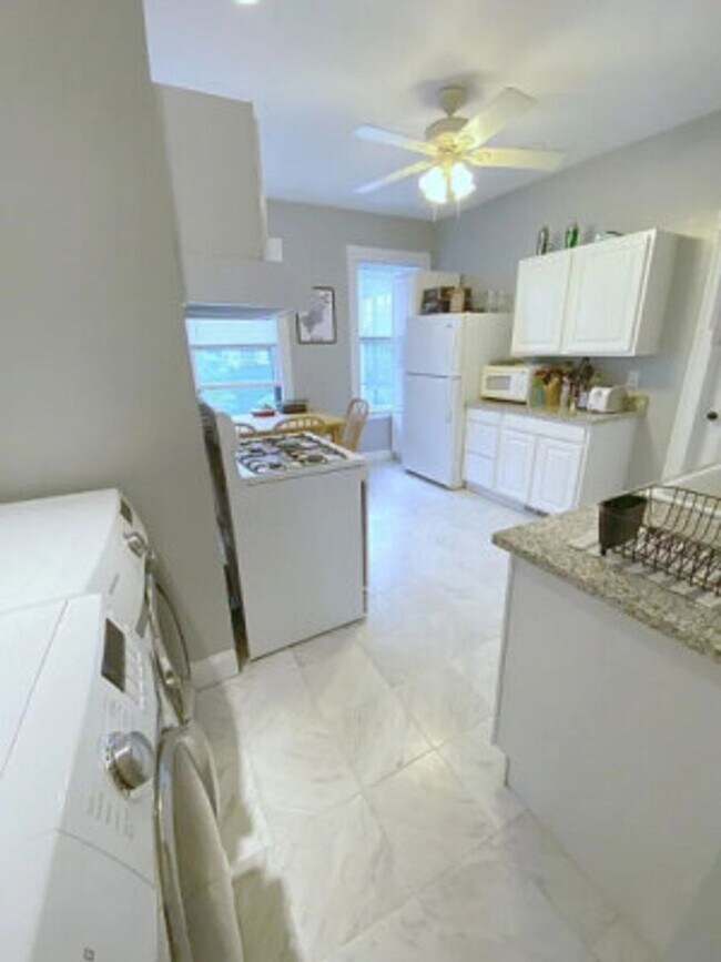 Building Photo - ALLSTON 3 BR Apartment - 9/1