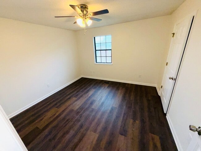 Building Photo - Centrally Located 4 Bedroom Home With Large Yard