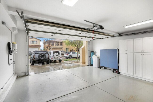 Building Photo - Beautiful executive home in the Eastlake-C...