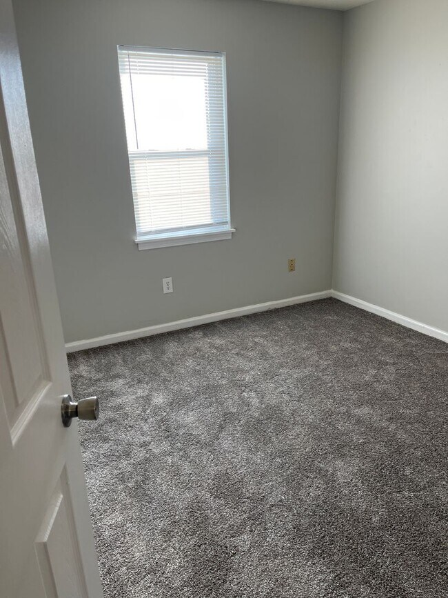 Building Photo - 752 Demaret Dr
