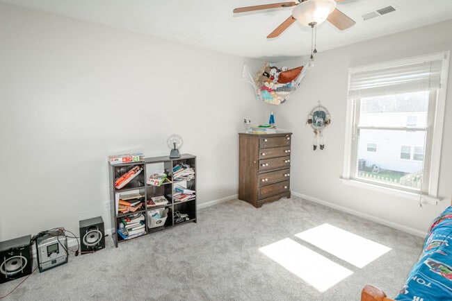 Building Photo - GORGEOUS 5 BEDROOM HOME LOCATED IN SALEM W...