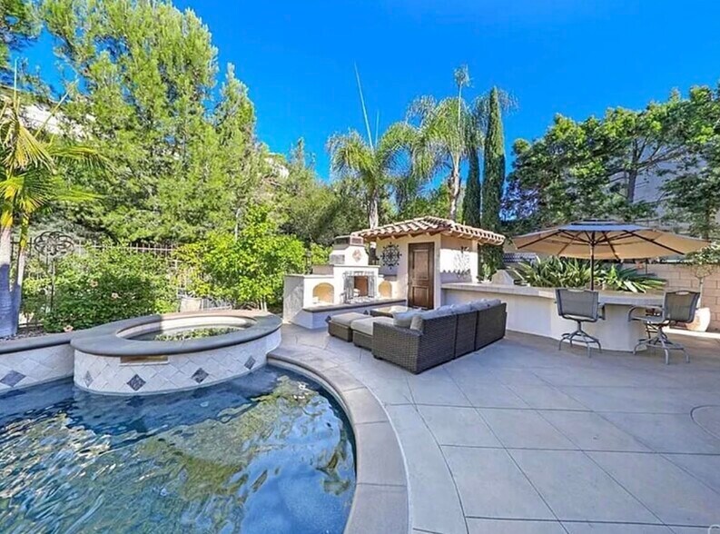 Building Photo - 2531 Costero Magestuoso