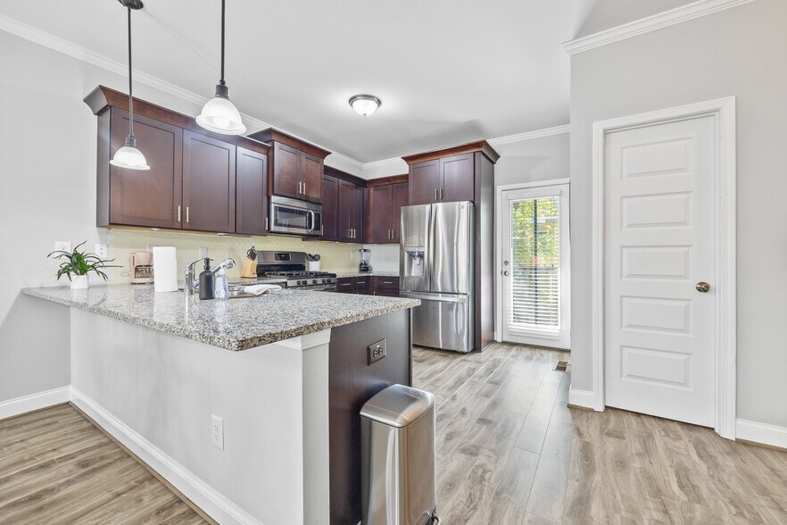 Building Photo - 1365 Memorial Dr SE