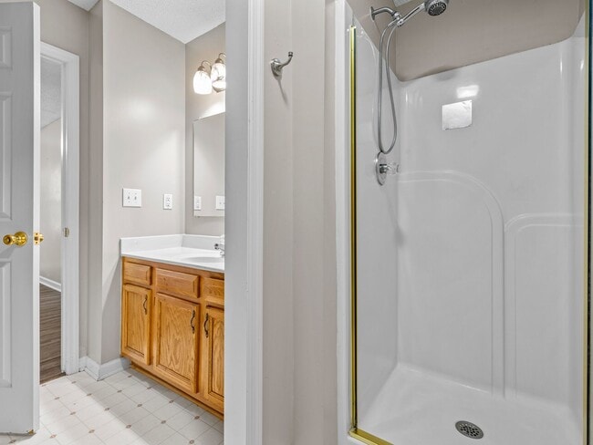 Building Photo - Country Club Area!