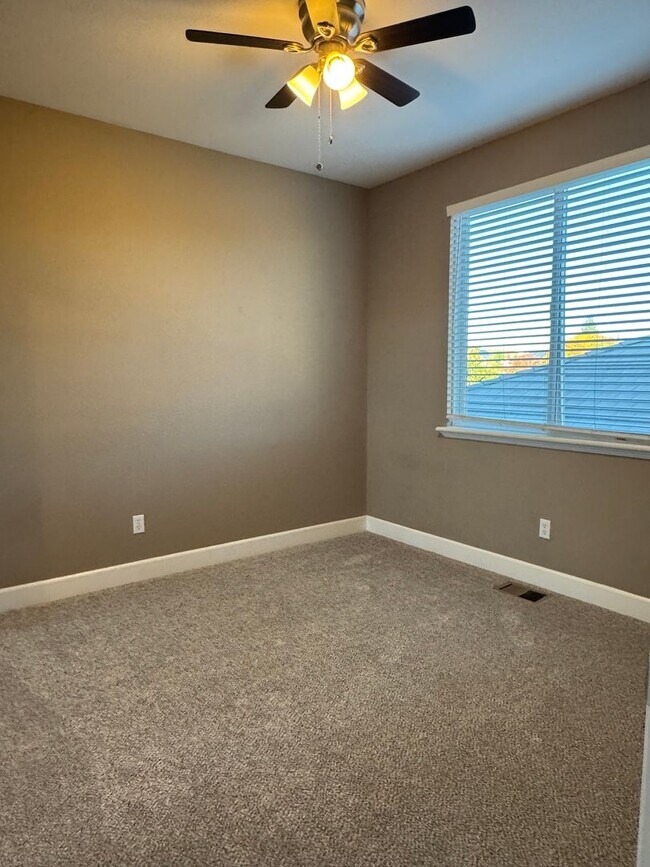 Building Photo - Lincoln Crossing 6 bedroom home with new carpet!