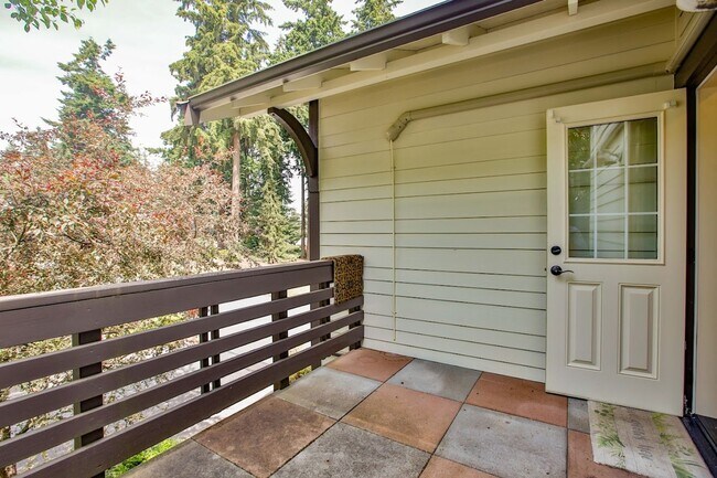 Building Photo - Lovely Cottage Home and Property Located in The Highlands in Langley!