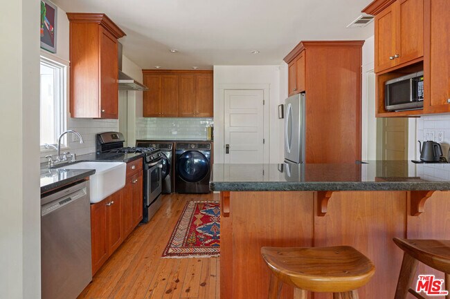 Building Photo - 124 S Hobart Blvd