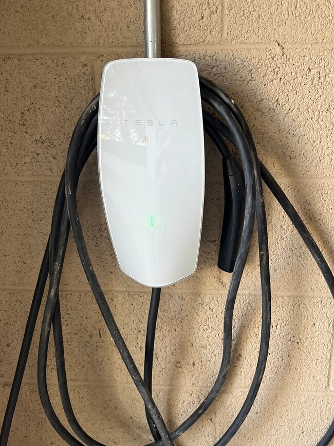 Building Photo - 5631 E Hartford Ave