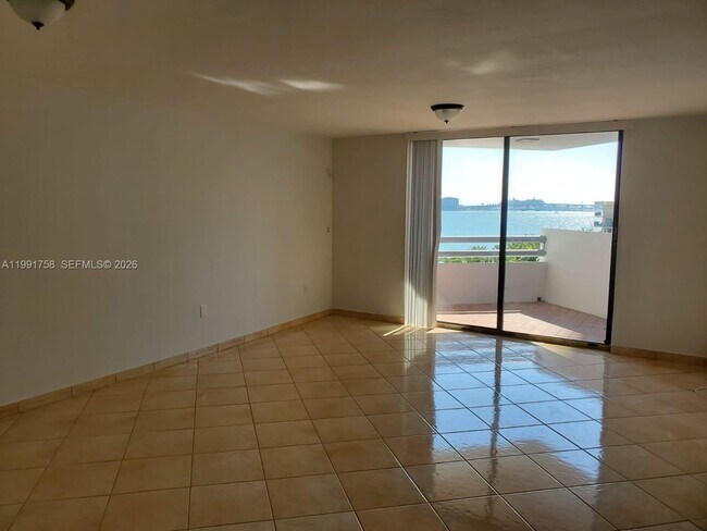 Building Photo - 555 NE 30th St