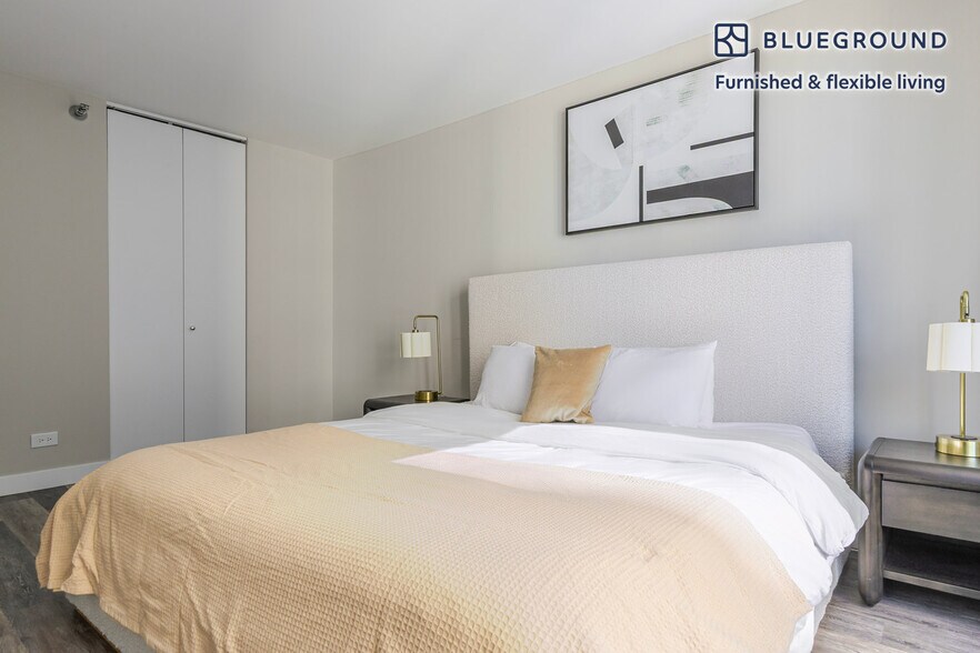 Building Photo - 1 E Delaware Pl