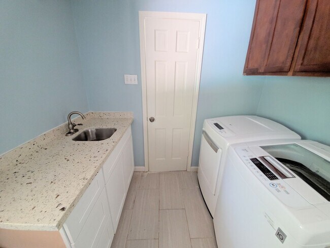 Building Photo - 139 Haversham Dr