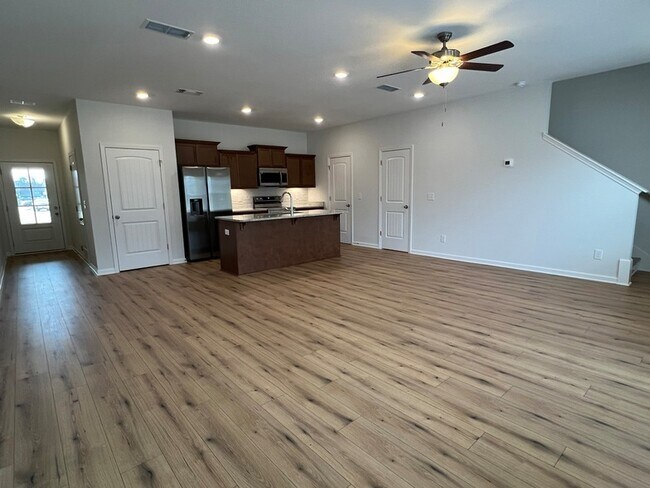 Building Photo - 967 Horse Mountain Rd