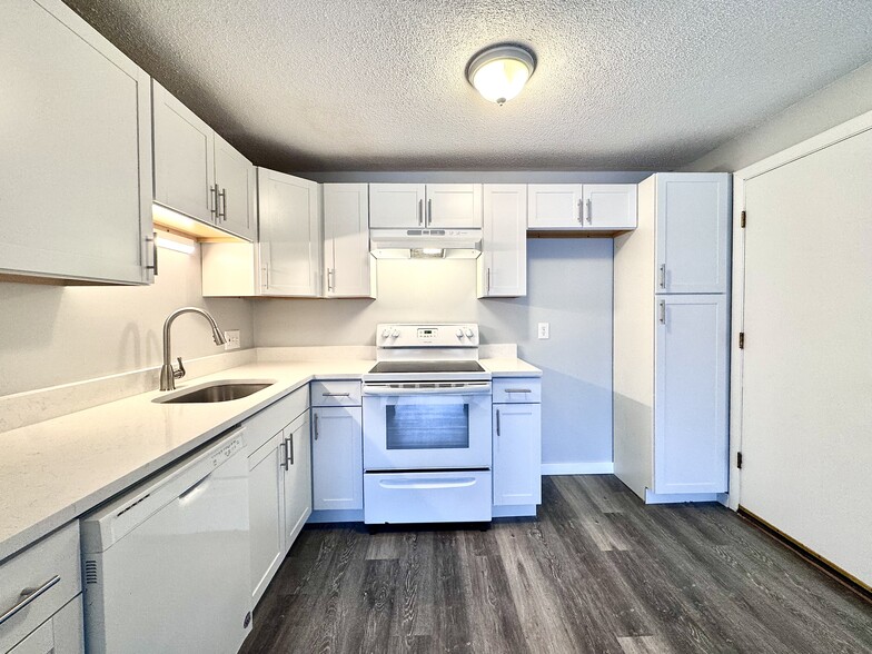Building Photo - Silver Lake Apartments