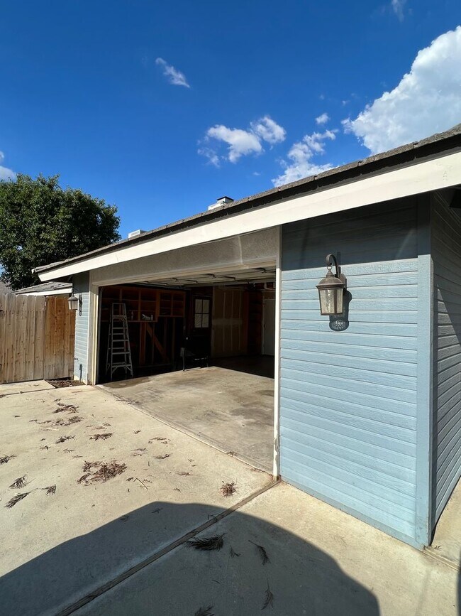 Building Photo - Northwest Bakersfield Home