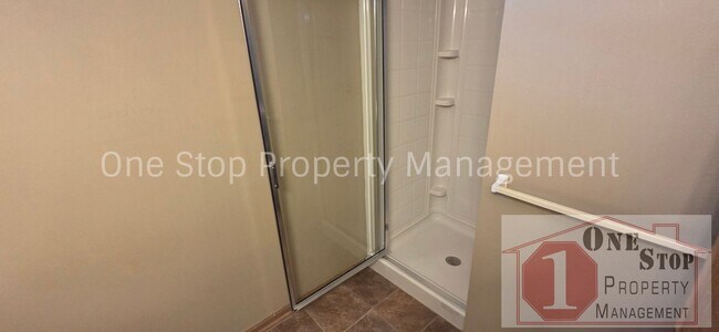 Building Photo - 3 Bedroom 2 Bathroom Duplex with 1 car garage in KCMO