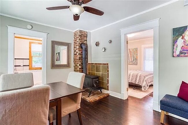 Building Photo - Charming West Plaza Bungalow