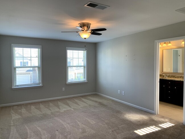 Building Photo - 204 Princess Pl