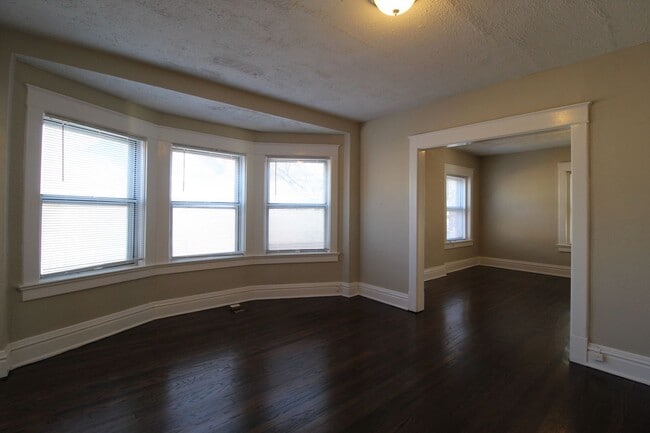Building Photo - February FREE On This Spacious 2 Bedroom Duplex by KU MED