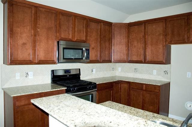 Building Photo - 2108 Willow Creek Dr