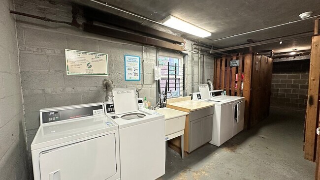 Building Photo - 2409 W Balmoral Ave