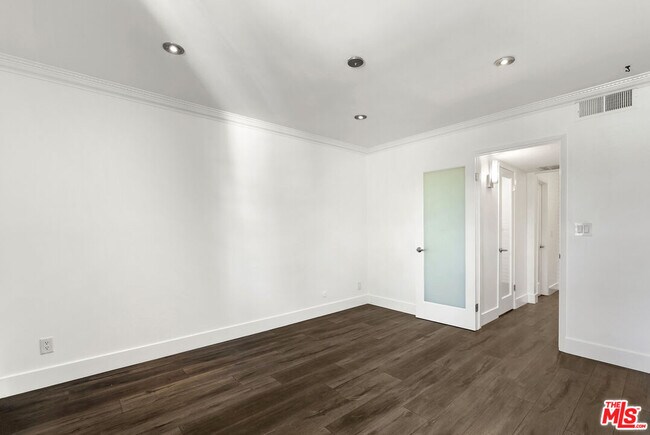 Building Photo - 740 Kings Rd