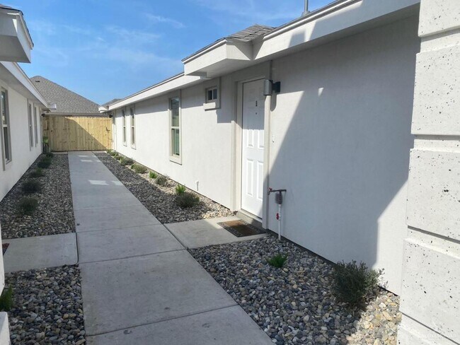 Building Photo - 1304 Alta Vis Dr