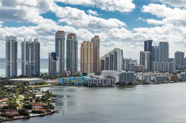 Building Photo - 3500 Mystic Pointe Dr