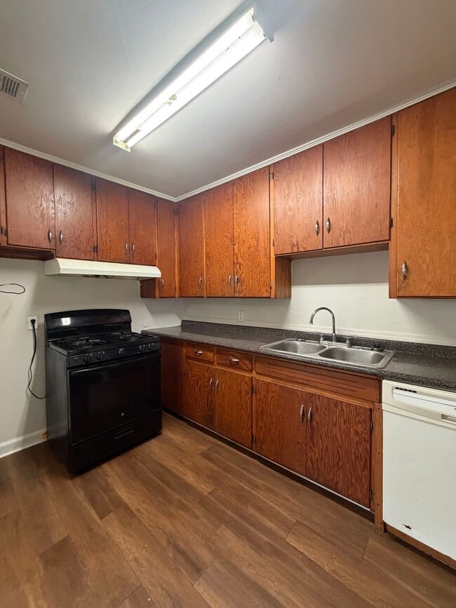 Building Photo - 3871 Sherwood Dr