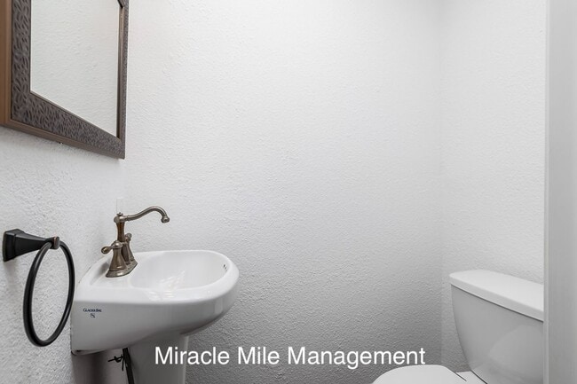 Building Photo - Wonderful Modern Townhouse-Style Condo with Stunning Views in Desirable Sausalito