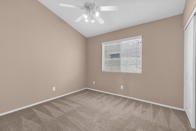 Building Photo - Lovely 3 bed / 2.5 bath Home in the Power ...