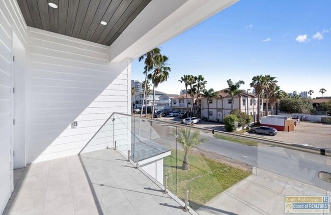 Building Photo - 104 W Pompano St