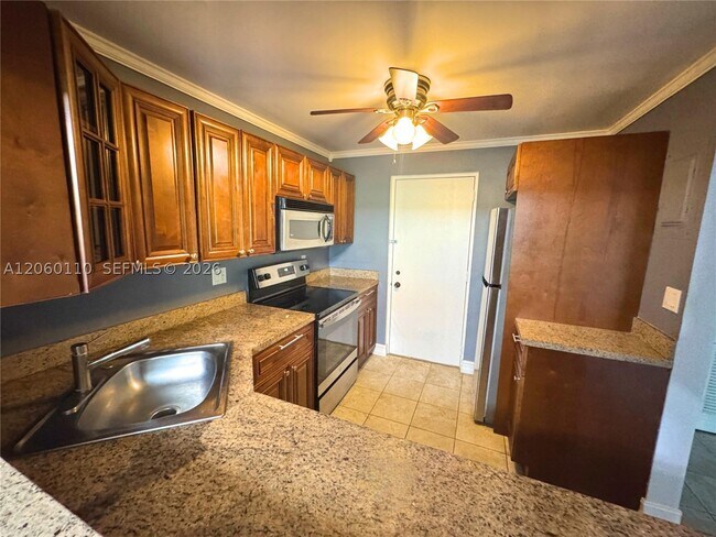Building Photo - 2324 S Cypress Bend Dr