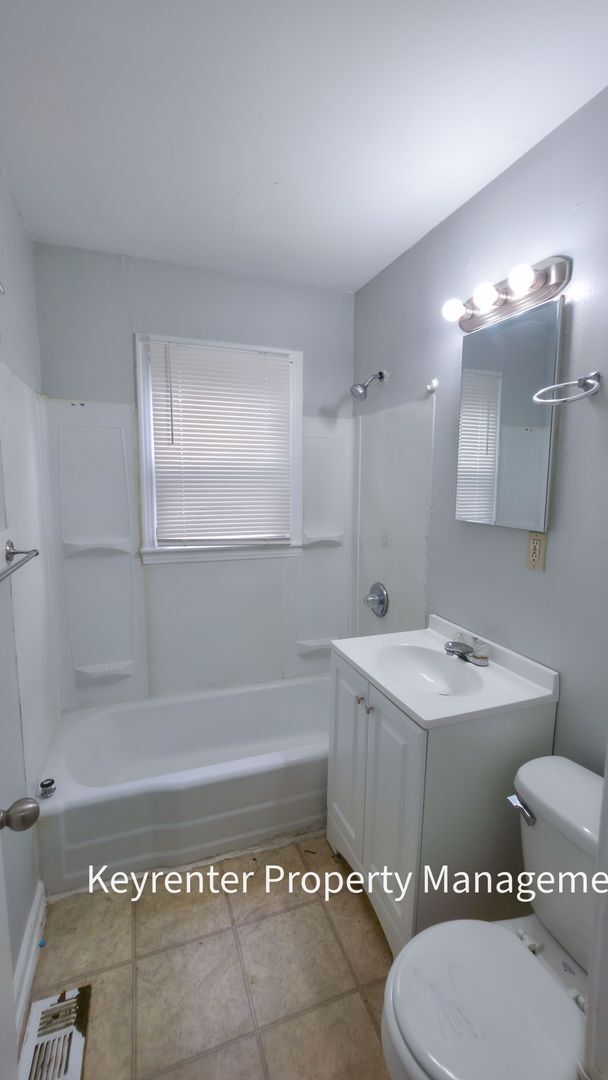 Building Photo - 2 Bed 1 Bath rare to rent!