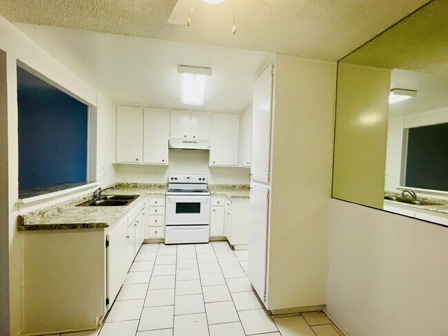 Building Photo - Charming 2-Bedroom, 1.75-Bathroom Unit with Garage, Patio & Community Amenities!