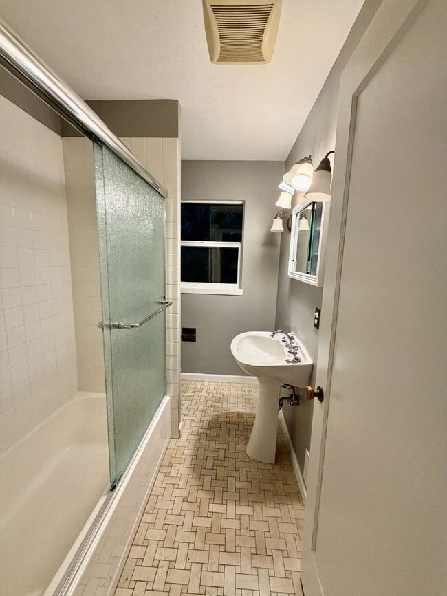 Building Photo - South Burlingame Classic Cottage, Gardners Welcome