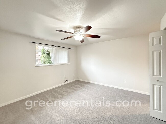 Building Photo - 2BR/1BA Duplex in Desirable West Olympia L...