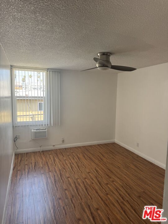 Building Photo - 425 S Kenmore Ave