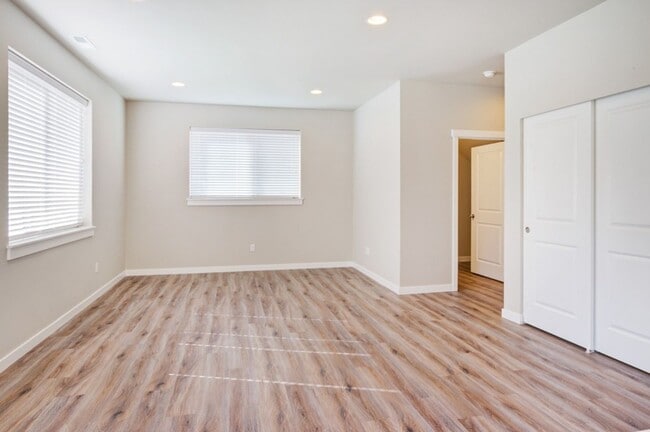 Building Photo - Modern 4BD 2.5BA in LSSD
