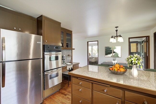 Building Photo - 4bd/2.5ba Clyde Hill Home