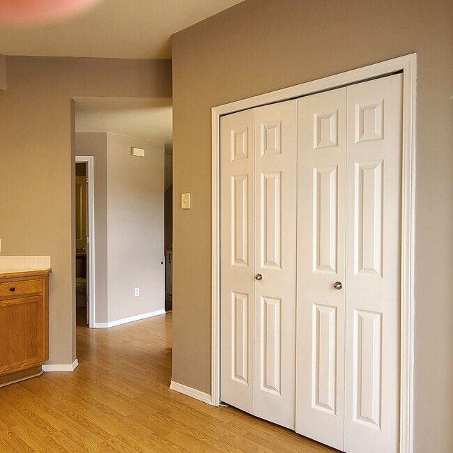 Building Photo - Beautiful home in Briargate Fairfax - D20 - ready to move in NOW!