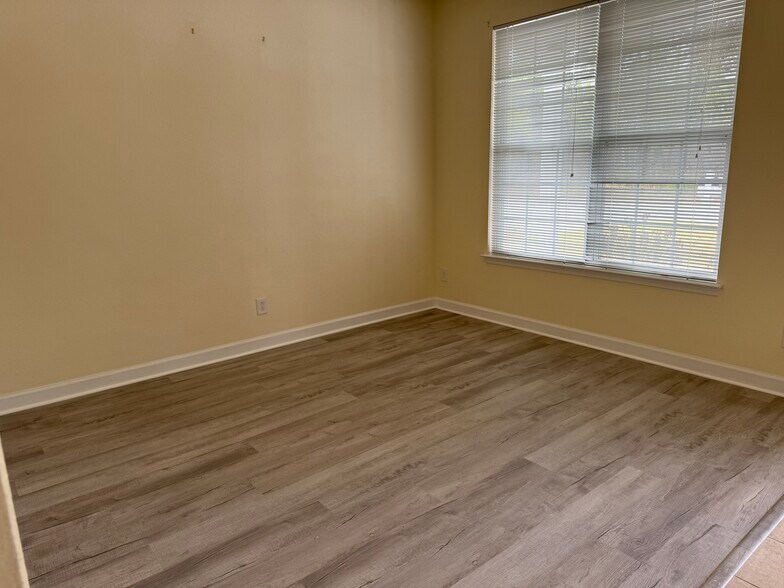 Building Photo - 834 Indianola Ct