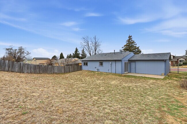 Building Photo - $1,840.95 - 3 Bed, 2 Bath Home with fenced yard and $300 move in special.