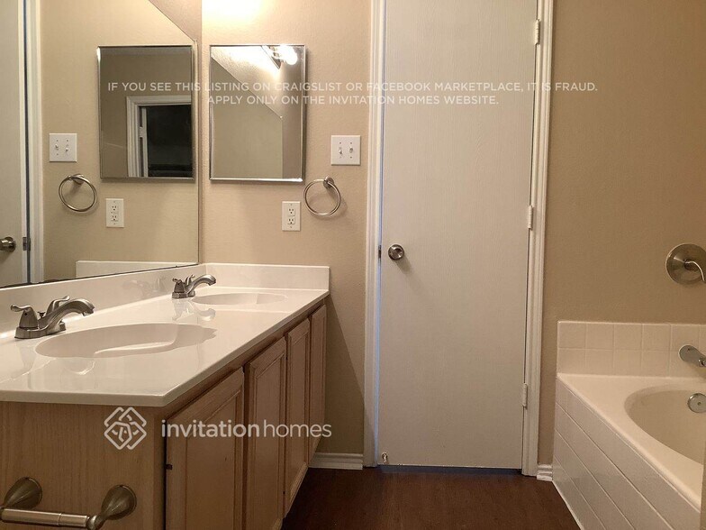 Building Photo - 2912 Barberini Dr