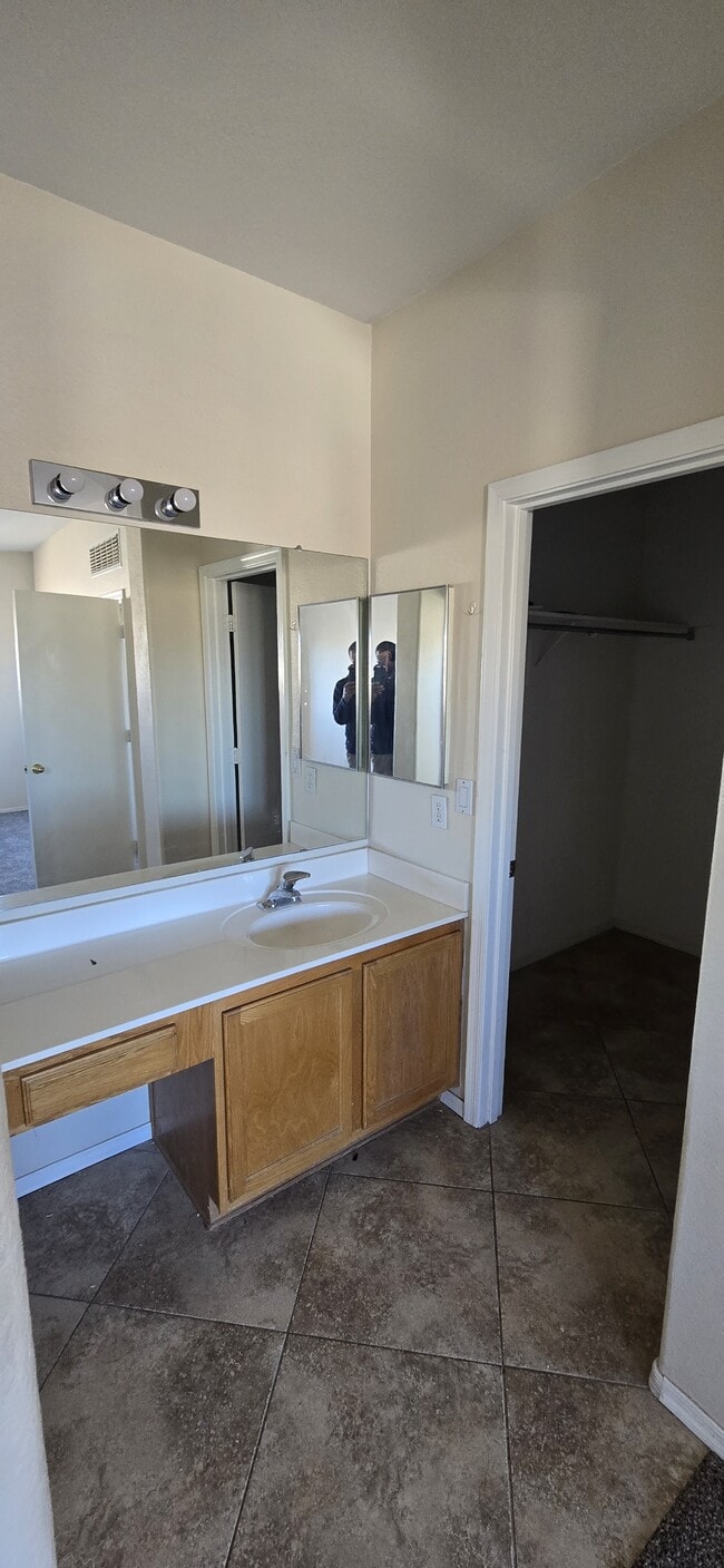 Building Photo - 10433 E Butte St