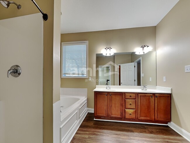 Building Photo - 10900 Parkgate Ln